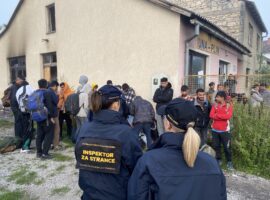 Izmještanje migranata pronađenih u napuštenim objektima na području grada Bihaća u privremeni prihvatni centar Lipa
